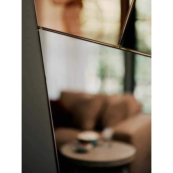 Iris Mirror Lifestyle 16